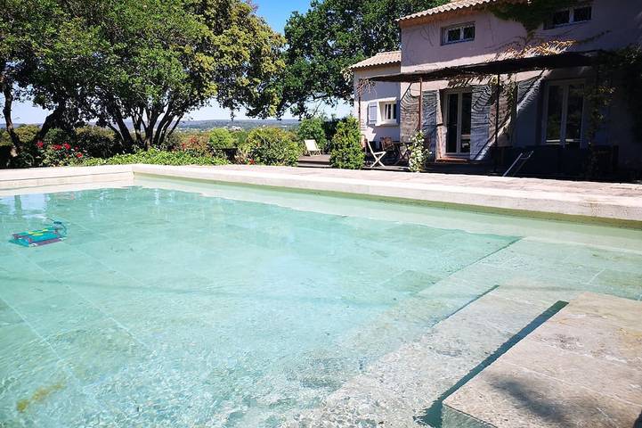 Location de vacances pour 6 personnes, avec terrasse et jardin à Saint-Siffret