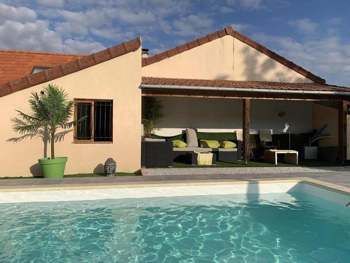 Chambre d’hôte pour 2 personnes, avec Terrasse et Jacuzzi ainsi que Jardin et Piscine dans Saint-Gérand-le-Puy