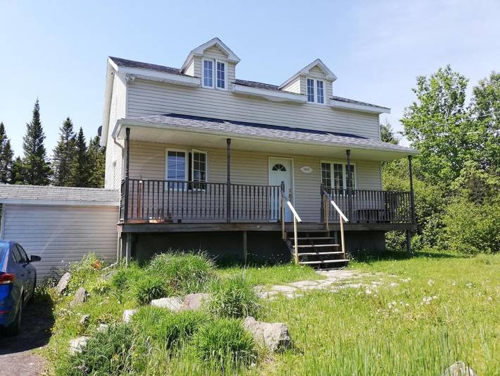 Gîte pour 10 personnes, avec jardin et piscine dans Saint Donat De Montcalm