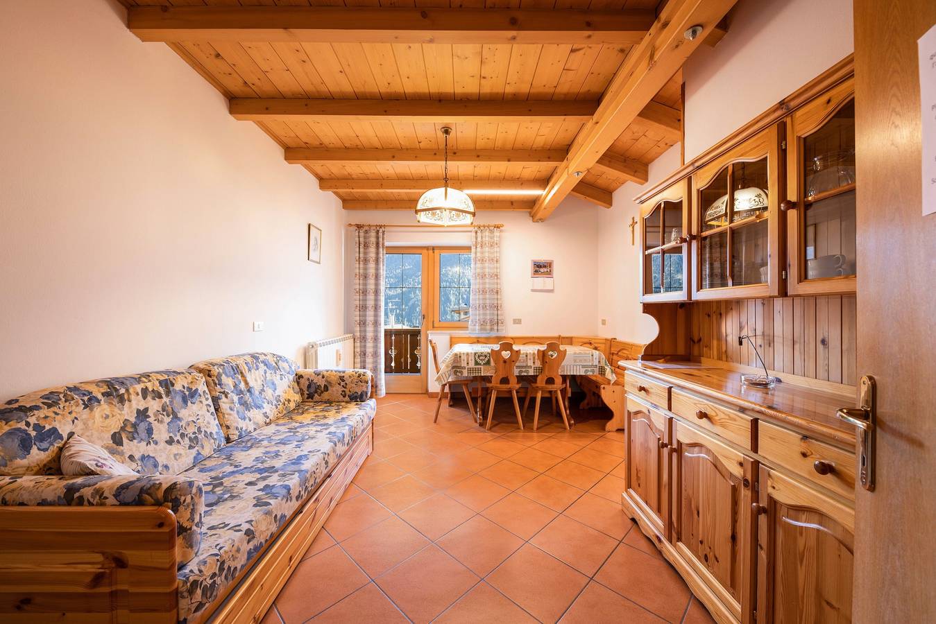 Ganze Wohnung, Rustikale Ferienwohnung "Villa Mazzel" mit Wlan, Balkon & Bergblick in San Giovanni di Fassa, Dolomiti Superski