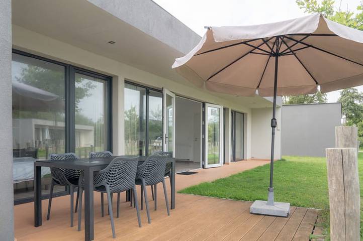 Bungalow für 4 Personen, mit Terrasse und Balkon/Terrasse sowie Seeblick in Kamperland - 2