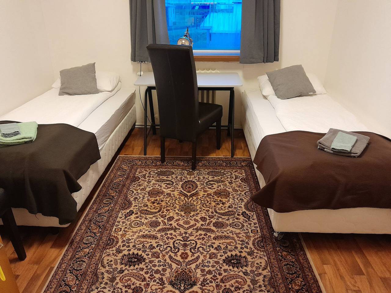 Wunderschöner Berg- und Dorfblick in Ólafsvík, Snaefellsbaer