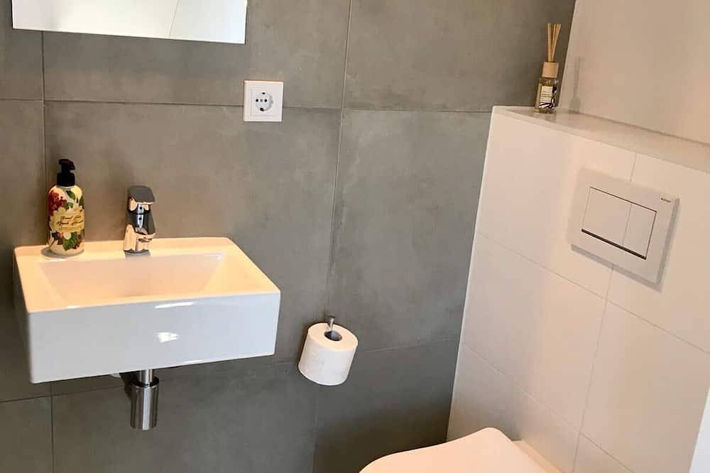 Appartement entier, Studio 2 pièces avec salle de bain dans villa de ville avec parking privé gratuit in Amsterdam Nieuw-West, Hollande-Septentrionale