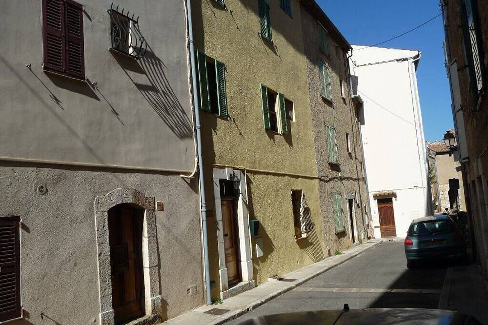 Character, modernised maison de village in quiet side street 50 mtr. from centre in Saint-Cézaire-sur-Siagne, Costa mediterránea (Francia)