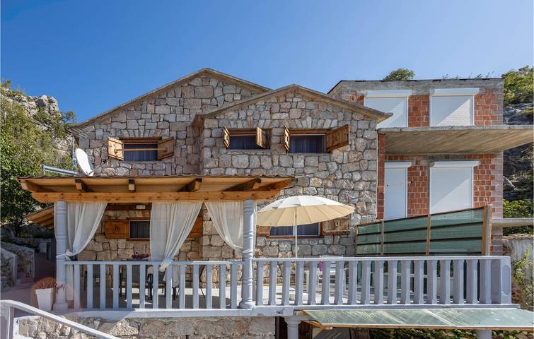 Charmantes Apartment, 1 km von der Küste entfernt: gemütliches Apartment mit WLAN, Terrasse und Parkplatz in Lukovo Šugarje, Naturpark Velebit