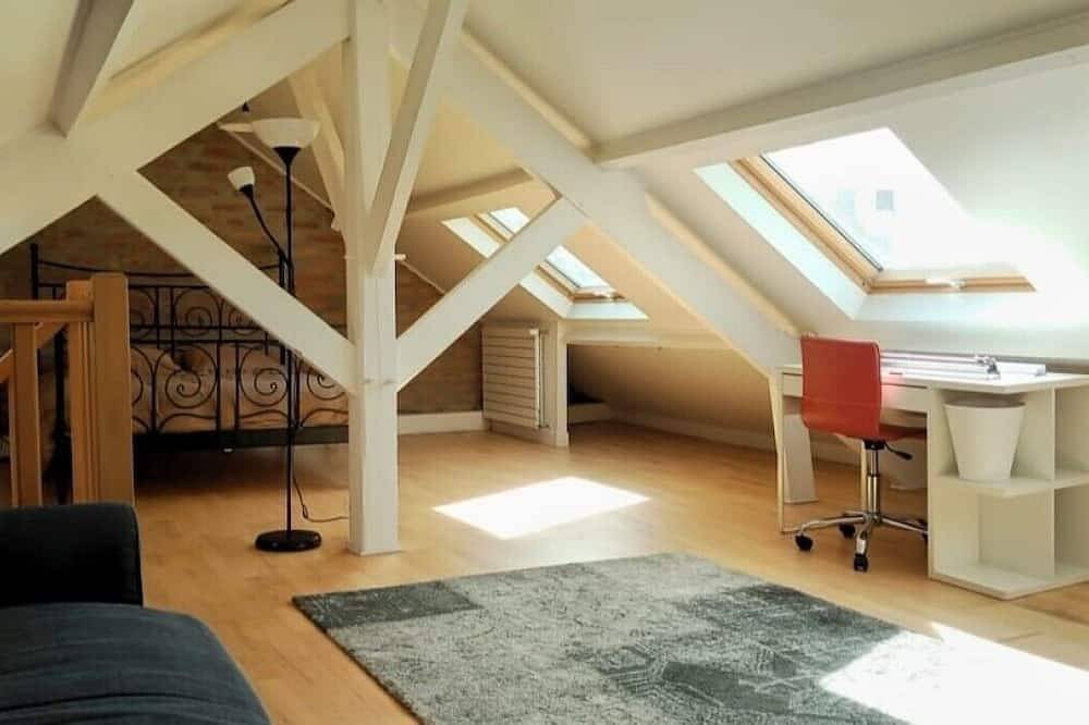 Apartamento entero, Dúplex de 120 m2 en un pequeño y tranquilo pueblo a las afueras de París in Clamart, Altos del Sena