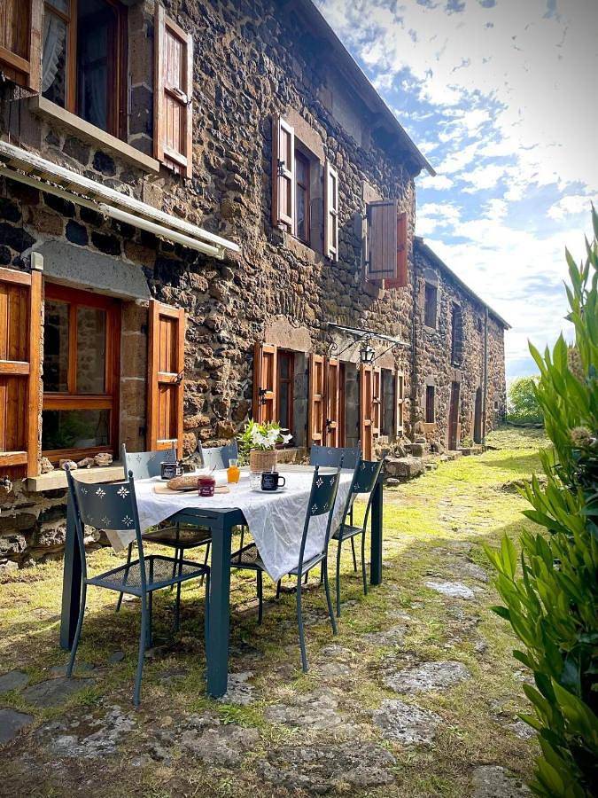 Gîte pour 8 personnes, avec terrasse et jardin à Coltines