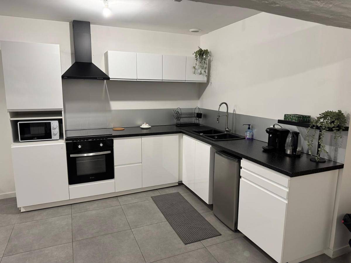 Appartement entier, T3 10 min de aeroport St exupery plein centre ville in La Verpillière, Région de La Tour-du-Pin