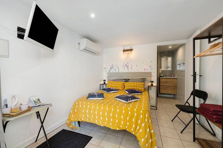 Bed and Breakfast 'Chambre 2' with Shared Terrace, Wi-Fi and Air Conditioning in Saint-Gervais (Vendée), Vendée