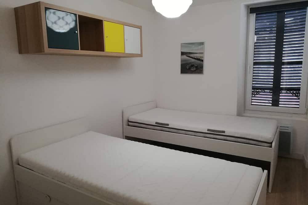 Entire apartment, 100 m from the beach in a pretty family seaside resort in Luc-sur-Mer, Caen region