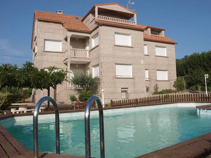 Casa de férias para 8 pessoas, com piscina infantil e piscina e ainda jardim and jacuzzi em Sanxenxo