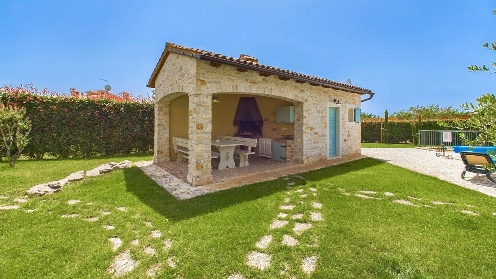 Villa Azzurra by Villas Guide in Heraki, Zentralistrien