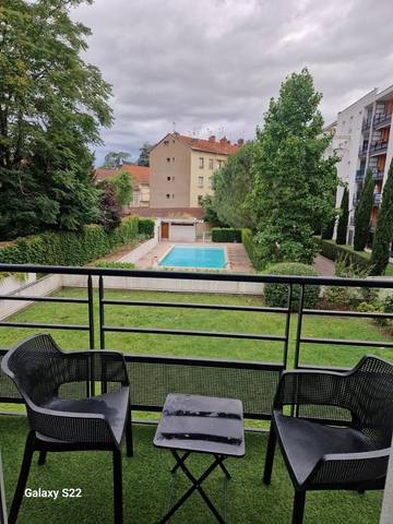 Gîte pour 4 personnes, avec balcon ainsi que piscine et vue à Villefranche-sur-Saône