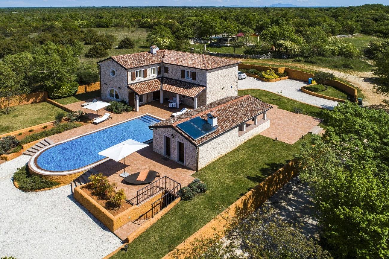 Villa Lux. Ema mit beheiztem Pool, umgeben von mediterraner Vegetation in Čabrunići, Svetvinčenat