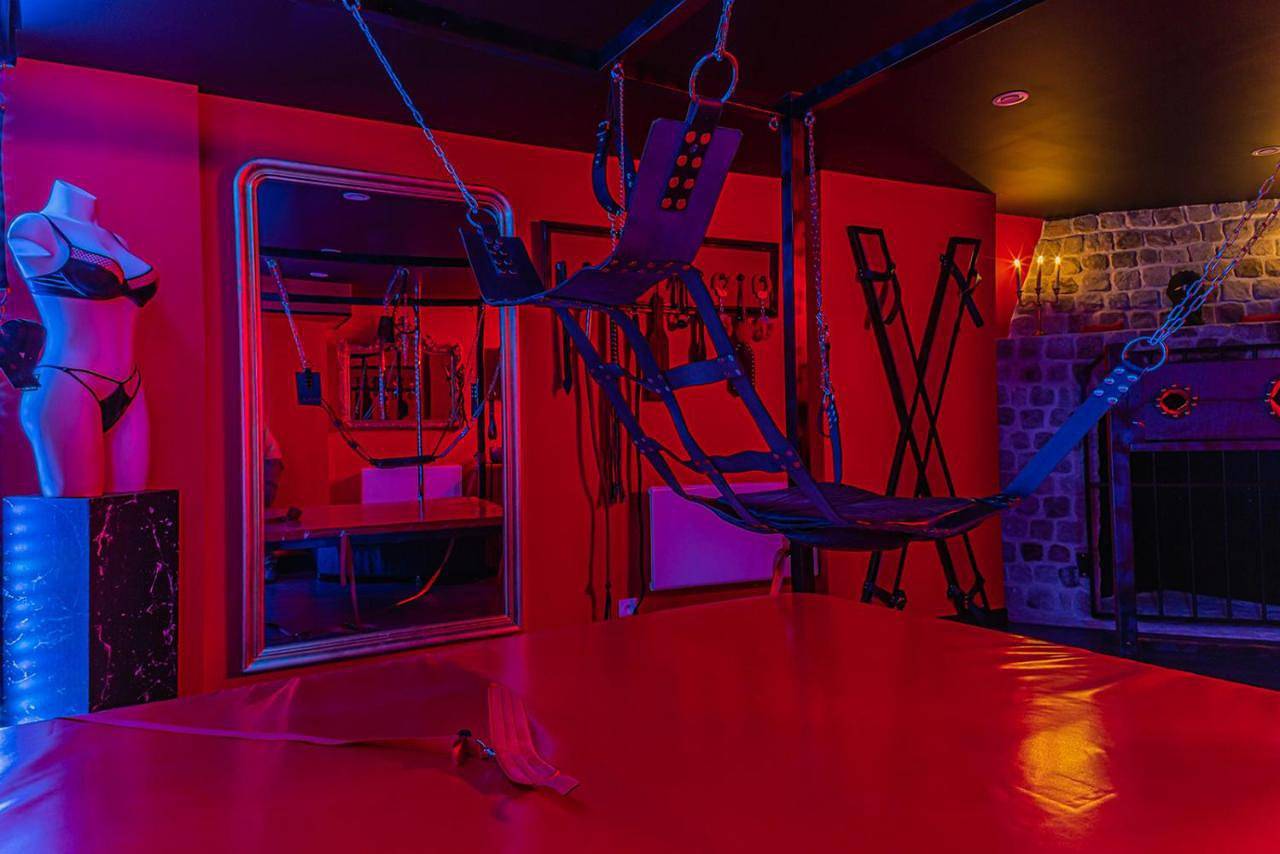 Playroom Xxl Loft Love Room avec Espace spa Terrasse vue sur les toits Salle de jeux pour adultes Libourne centre 10 min de St Emilion Proche Bordeaux in Libourne, Région de Libourne