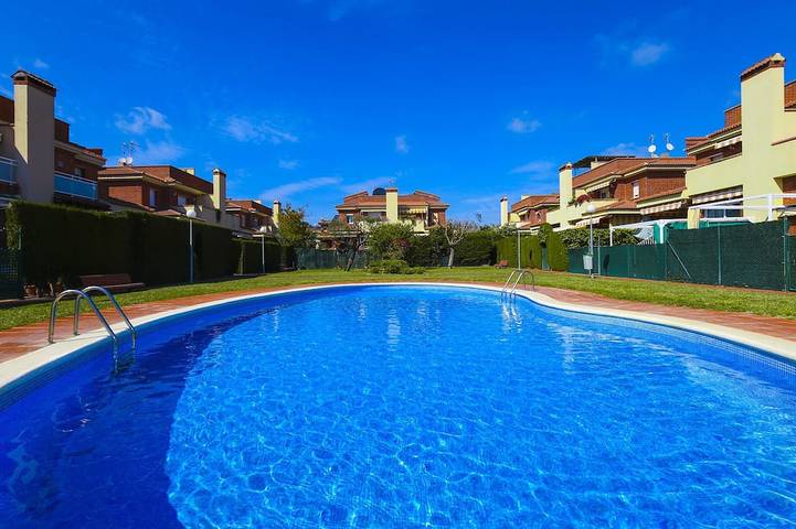 Chalet pour 9 personnes, avec balcon ainsi que piscine et jardin, animaux acceptés à Cambrils
