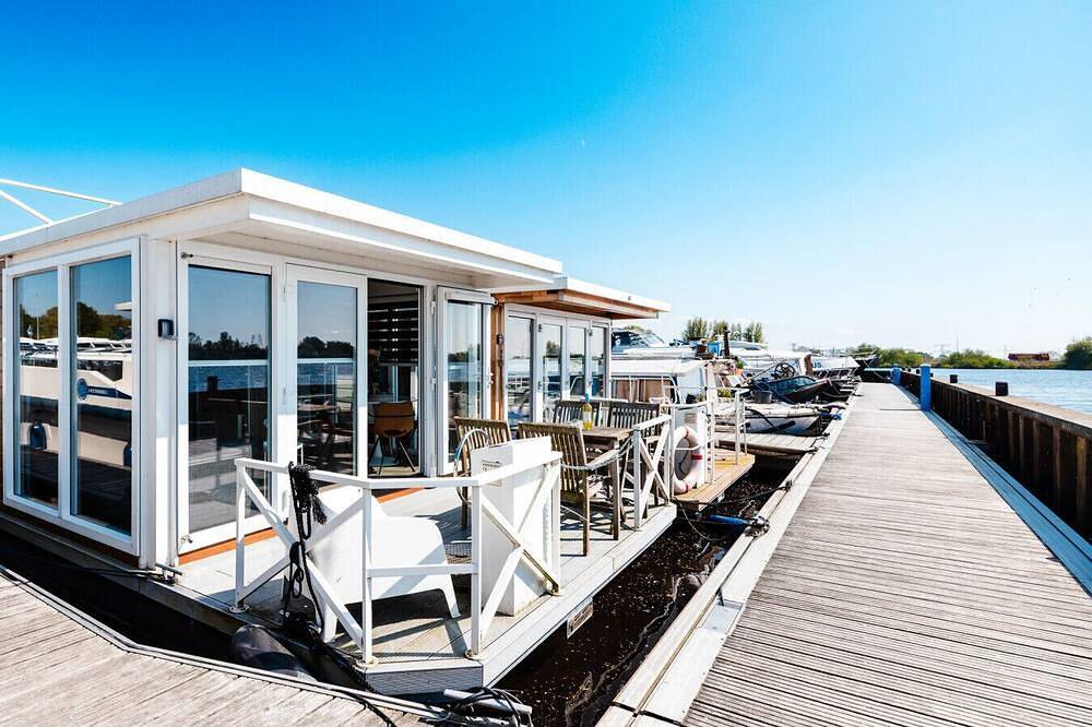Houseboat with Rooftop Terrace. Close to Ams. in Vinkeveen, Groene Hart