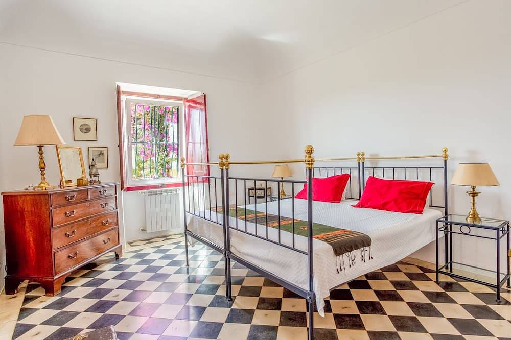 Luxurious Traditional  Farmhouse on Alentejano Cork Farm in Redondo, Distrito de Évora