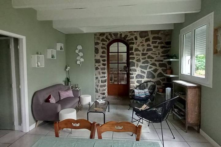 Location de vacances pour 4 personnes, avec jardin à Sainte-Eulalie (Cantal)