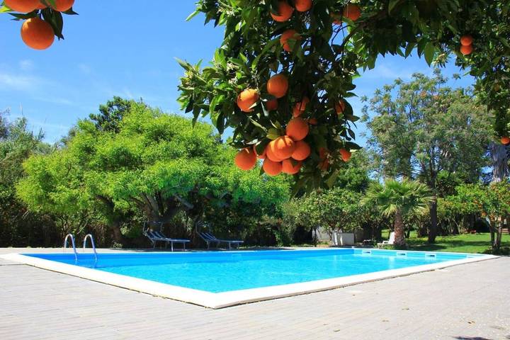 Ferienwohnung für 4 Personen, mit Balkon und Terrasse sowie Garten und Pool