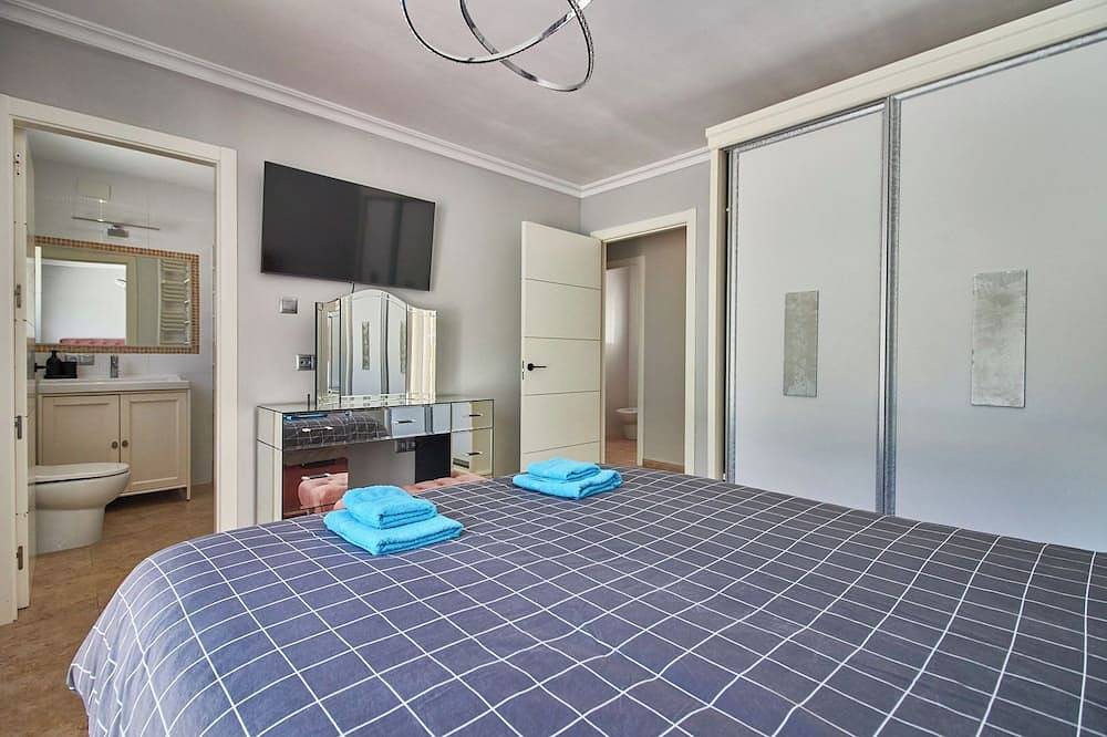Luxury spanish villa with a great pool - 10 min from the beach! in Busot, Costa Blanca