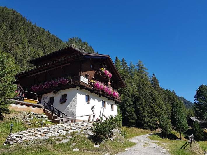 Privatzimmer für 2 Personen, mit Balkon und Terrasse sowie Garten und Ausblick