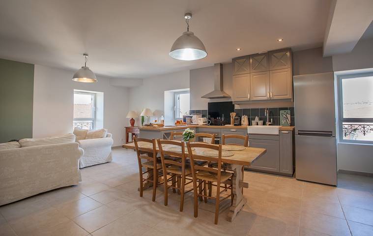 Gîte pour 6 personnes, avec terrasse ainsi que piscine et jardin
