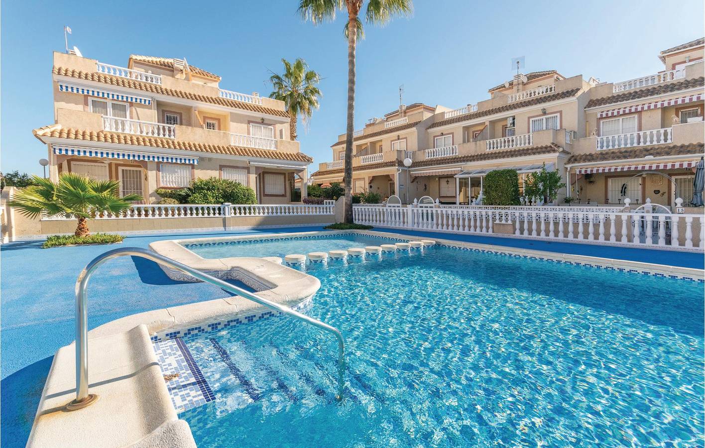 Apartment mit Meerblick, Terrasse und Pool in El Chaparral, Torrevieja