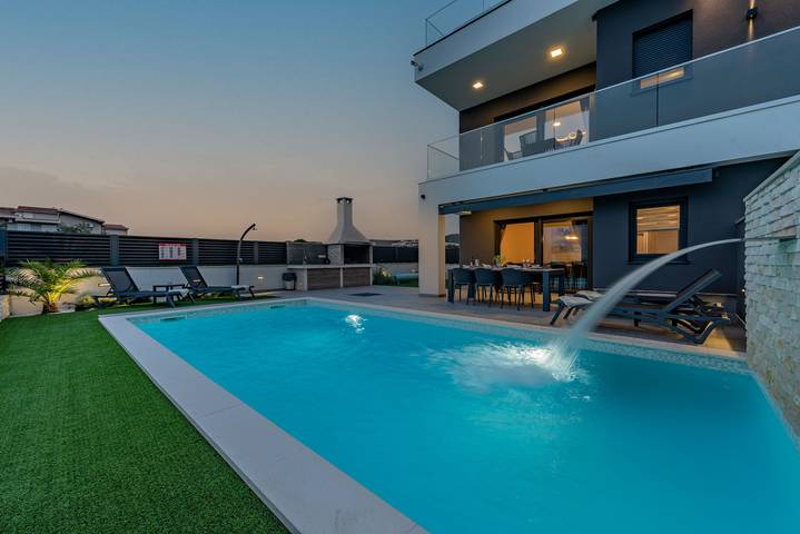Villa pour 10 personnes, avec jacuzzi et balcon à Turanj - 3