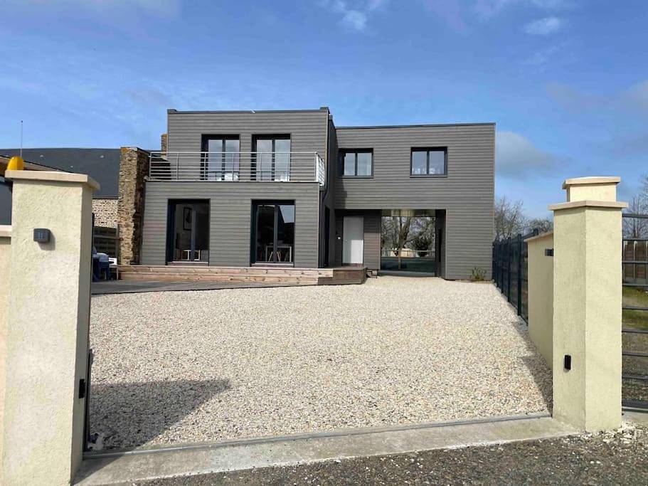 Three-Bedroom House in Saint James, Région d'Avranches