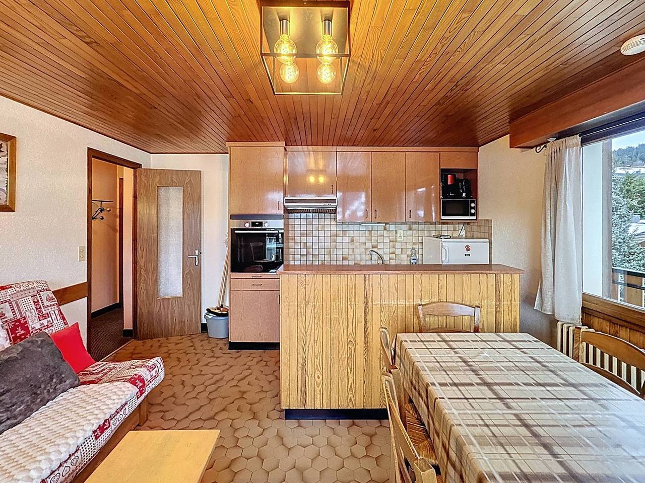 Entire apartment, Charming 3-Room Apt in Les Gets - Sleeps 6, Central Location, Free Wifi, Parking in Les Gets, Les Portes du Soleil