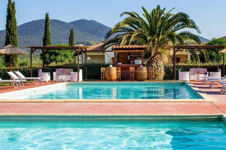 Appart’hôtel pour 4 personnes, avec piscine ainsi que vue et jardin, animaux acceptés