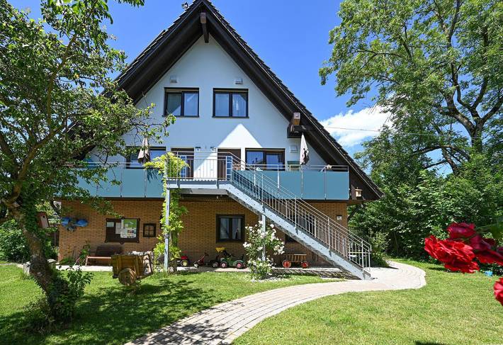 Ganze Wohnung, Doppelgeschossige Wohnung mit viel Platz in der Wohnküche, nahe Spielplatz in Friedrichshafen, Region Bodensee-Oberschwaben
