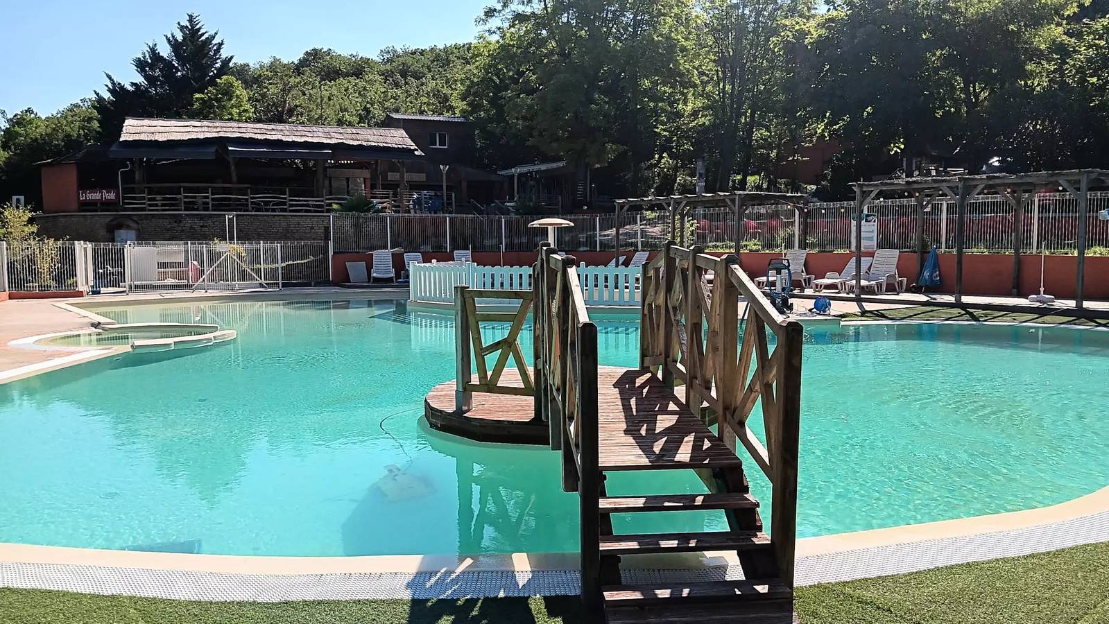 Résidence mobile confort Acacias avec Terrasse bois semi-couverte 18 m² 4 personnes in La Cassagne, Périgord Noir