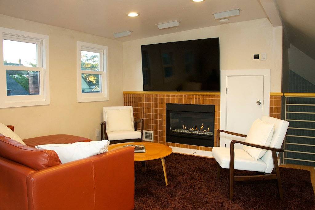 Historisches Haus mit Whirlpool und privater Terrasse aktualisiert. Ein Block zum Strand und Downtown! in Pacific Grove, Monterey County