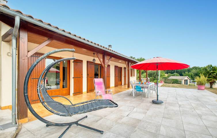 Location de vacances pour 8 personnes, avec terrasse et jardin, animaux acceptés à Saint-Martial-de-Valette