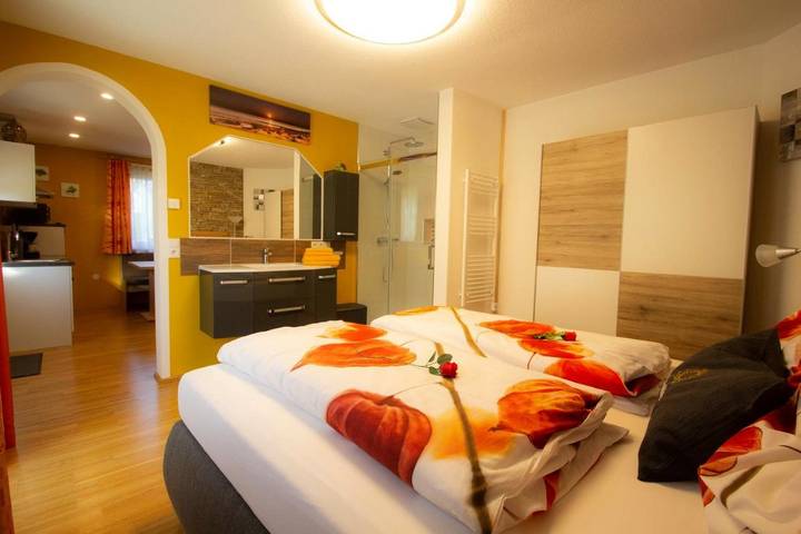 Ferienwohnung für 2 Personen, mit Terrasse und Garten sowie Ausblick