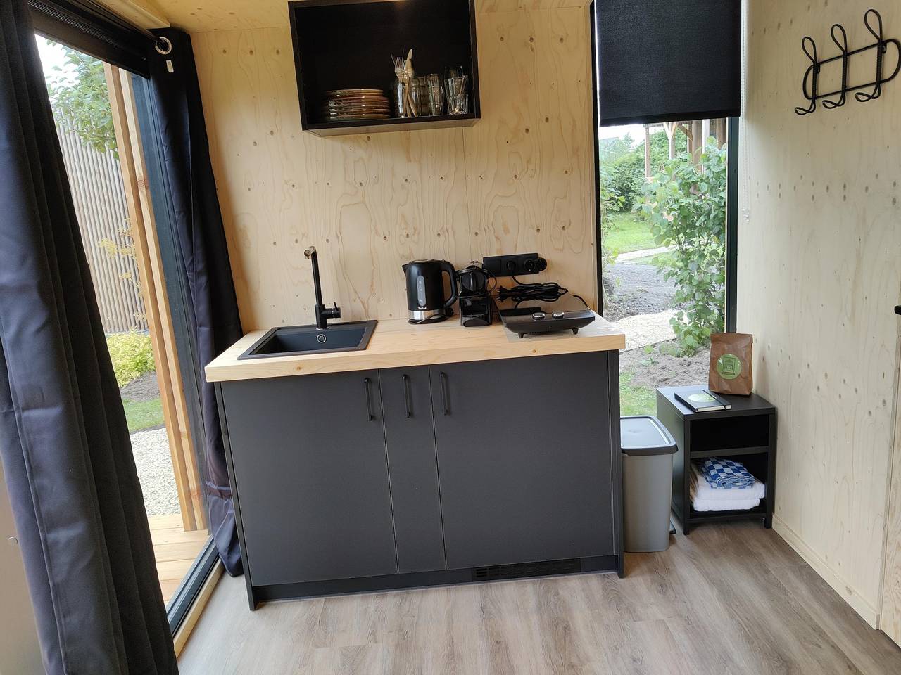 Hut in de natuur bij wandelpaden in Nationaal Park Weerribben-Wieden