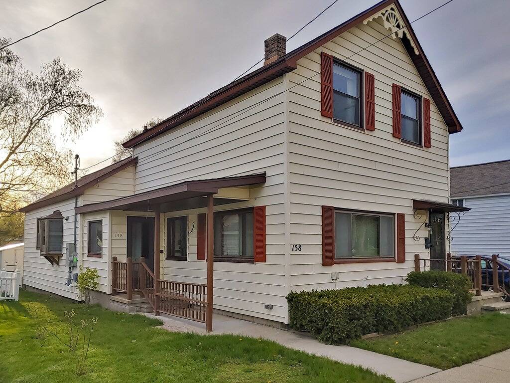 Huge historic on Lake Michigan w/ large yard, fire pit, Bbq & air conditioning in Manistee, Manistee County