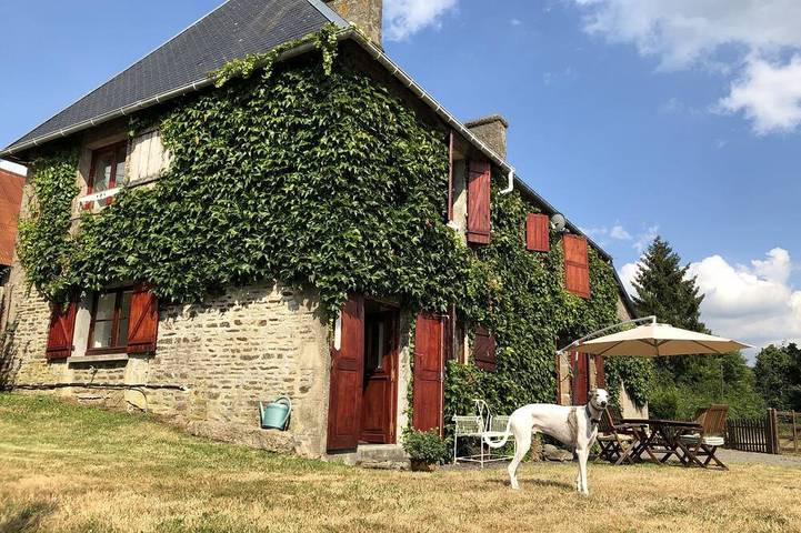 Gîte pour 5 personnes, avec jardin à Perriers-en-Beauficel