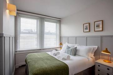 Log Cabin for 10 People in Bath, The Cotswolds, Photo 1