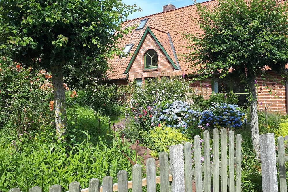 Bio-Ferienhaus, Idyllischer Garten. Für Sie allein! in Osterhever, Eiderstedt