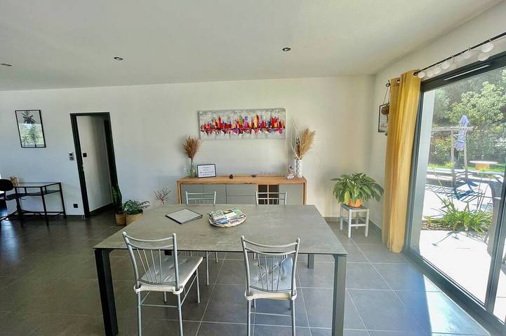 Modern, air-conditioned villa, 2 bedrooms with pool and spa in Châteauneuf-de-Gadagne, Vaucluse