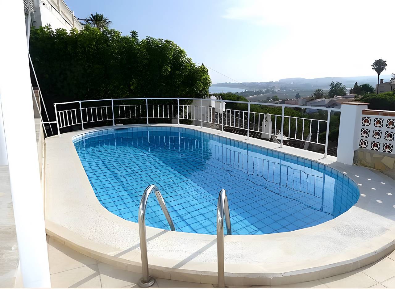 La Golondrina: casa con piscina y vistas cerca de la playa in Urbanización Villa del Mar, Vélez-Málaga