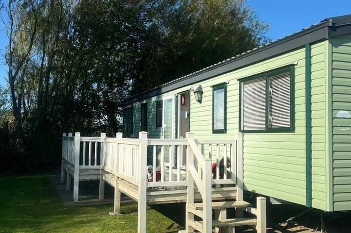 Glamping for 6 people, with garden and pool as well as terrace in Skegness