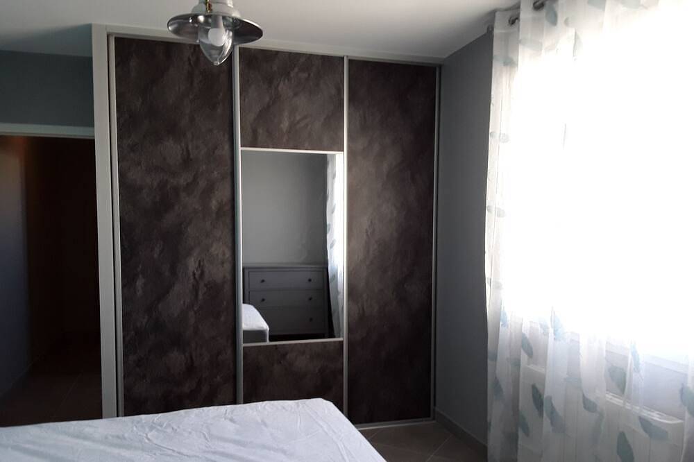 Petite suite entièrement neuve.Entrée indépendante avec couloir privé in Avoine, Vallée de la Loire