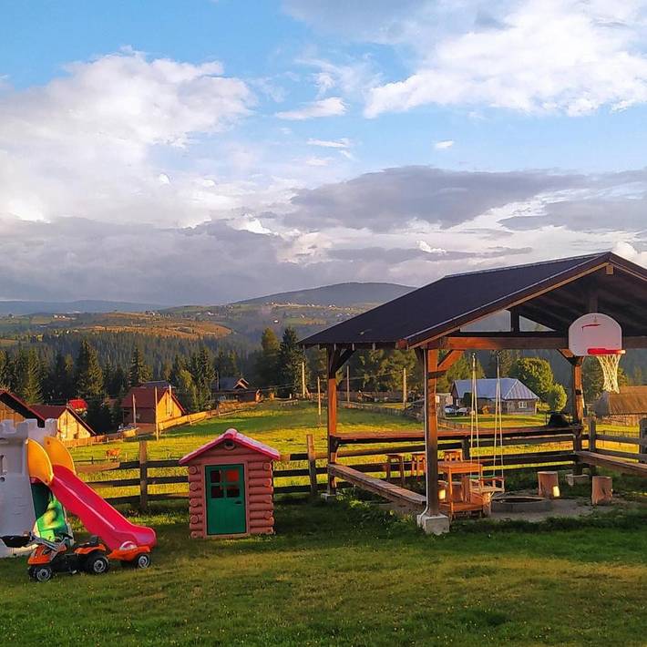 Location de vacances pour 4 personnes, avec vue et jardin dans Mărișel - 2