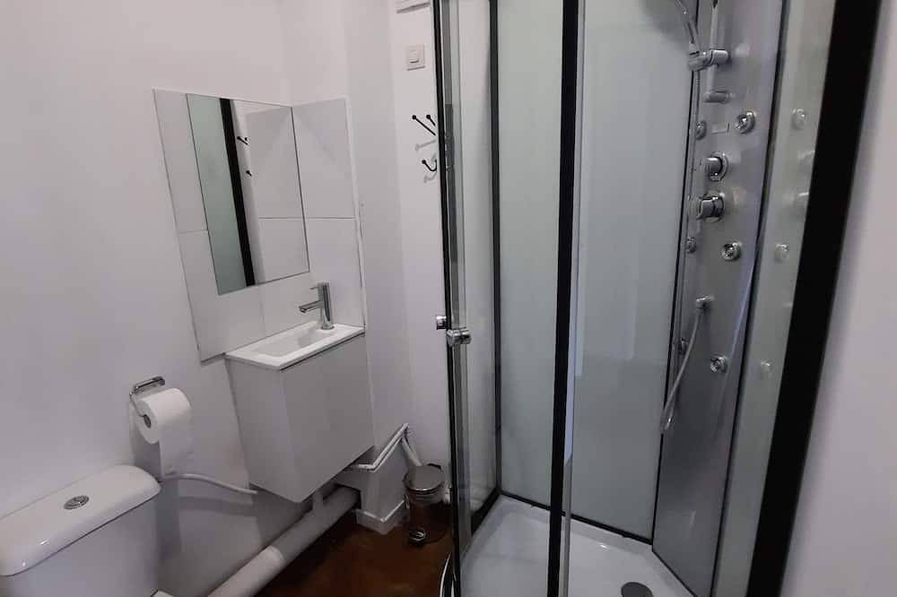 Chambre Avec Salle de Bain 2. Idéale Pour un Séjour Économique Tout Confort in Vesoul, Haute-Saône