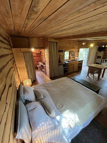 Gîte pour 2 personnes, avec piscine ainsi que vue et jardin, animaux acceptés à Saint-Chamarand