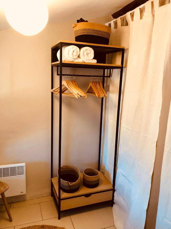 Appartement entier, One-Bedroom Apartment in Roujan, Côte méditerranéenne (France)